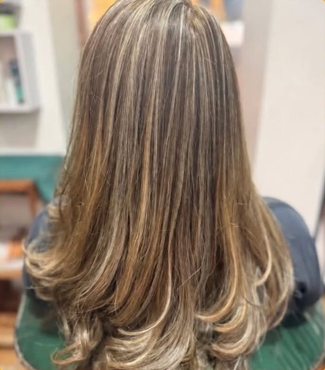 Cheveux longs balayés, blond miel, vus de dos